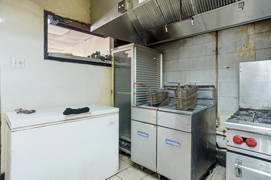More Photos Of 7822 Great Trinity Forest Way, Dallas Storefront For Sale