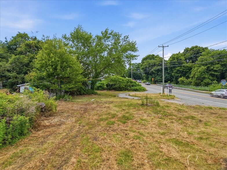 More Photos Of 16 Stonington Rd, Mystic Storefront For Sale