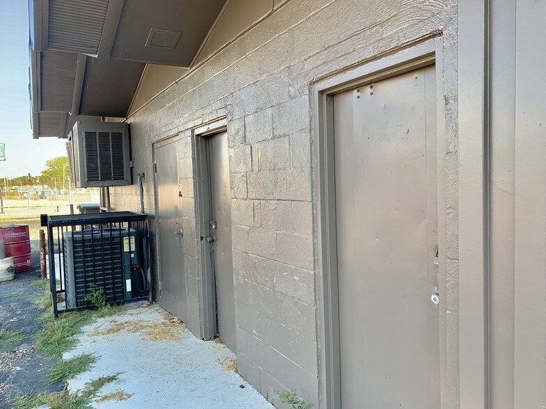 More Photos Of 3635 Lamar Ave, Memphis Freestanding For Sale
