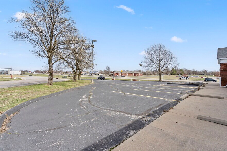 More Photos Of 418 N Old Wilderness Rd, Nixa Flex For Sale