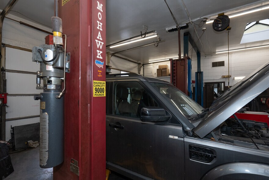 More Photos Of 16130 E Nine Mile Rd, Eastpointe Auto Repair For Sale