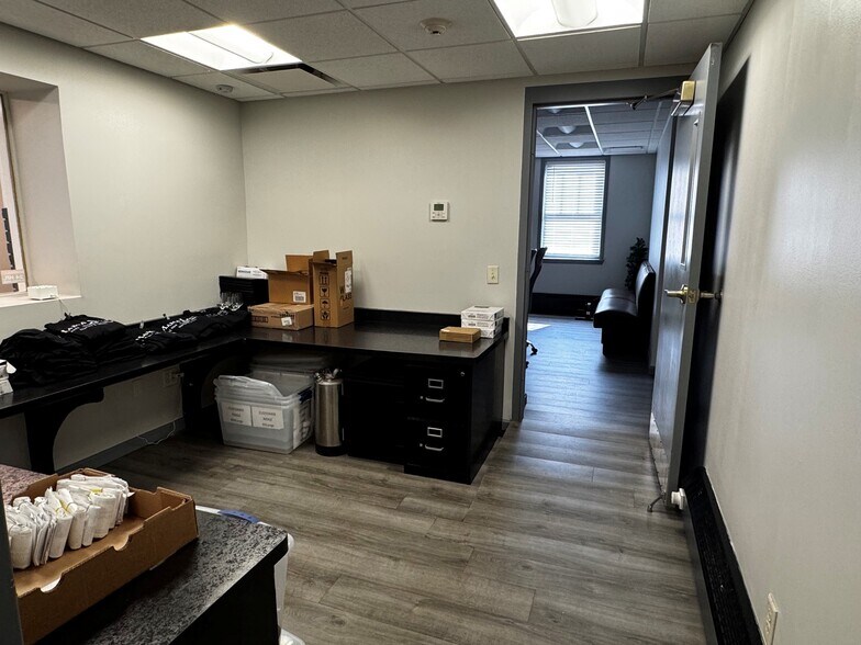 More Photos Of 70 Ridge Rd, Ontario Showroom For Lease