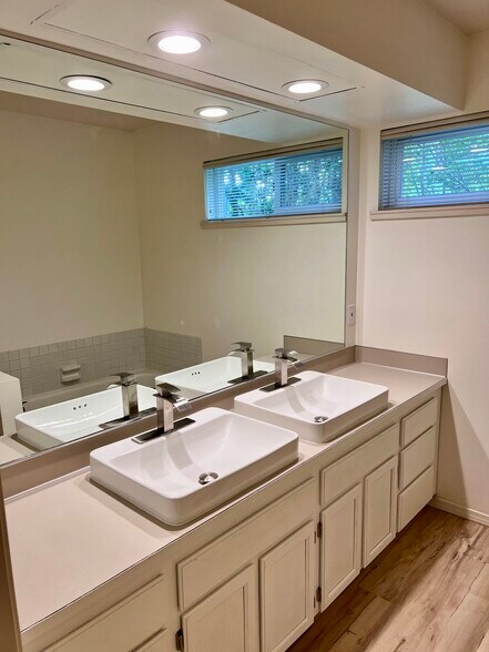 More Photos Of 808-810 6th St S, Kirkland Office Residential For Lease