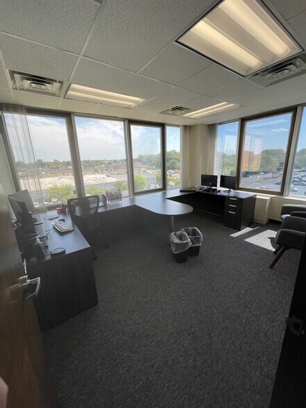 More Photos Of 125 Wolf Rd, Albany Medical For Lease