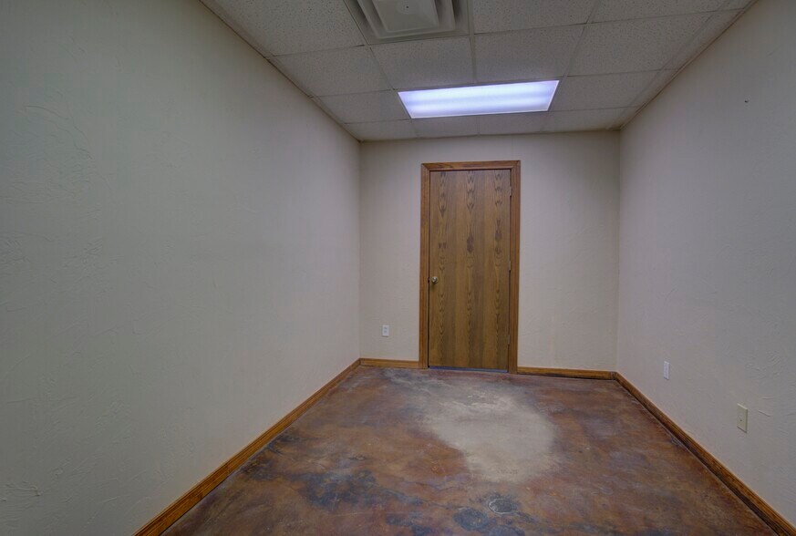 More Photos Of 2830 NW 32nd St, Newcastle Office For Sale