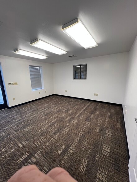 More Photos Of 8032 Dimiller Dr, Bakersfield Warehouse For Lease