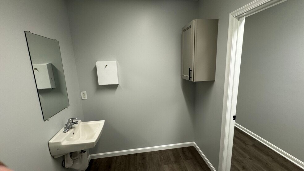 More Photos Of 722 Grant St, Herndon Medical For Sale