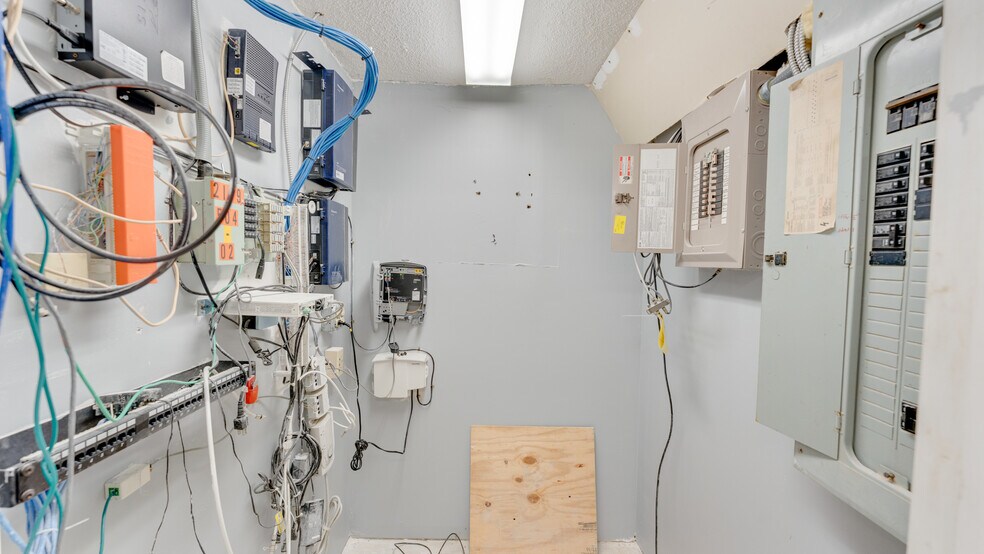 More Photos Of 510 N Walker St, Quitman Light Manufacturing For Sale