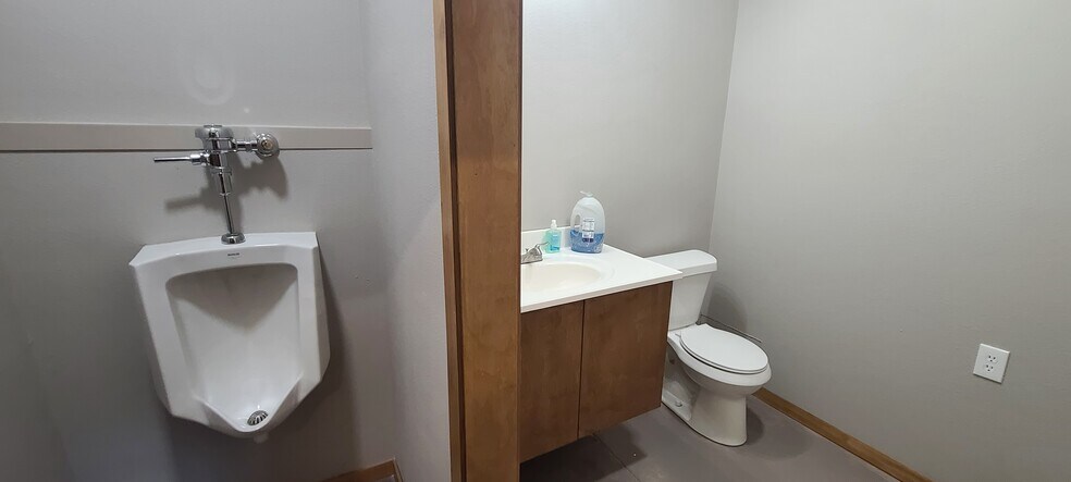 More Photos Of 5520 Military Pky, Dallas Industrial For Sale