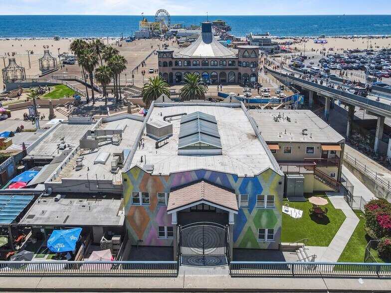 More Photos Of 1605 Ocean Front Walk, Santa Monica Storefront For Lease