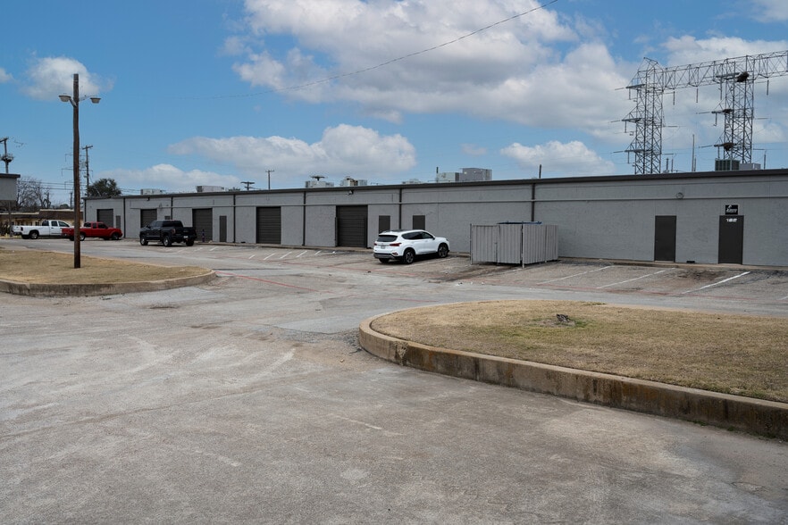 More Photos Of 220 Story Rd N, Irving Unknown For Lease