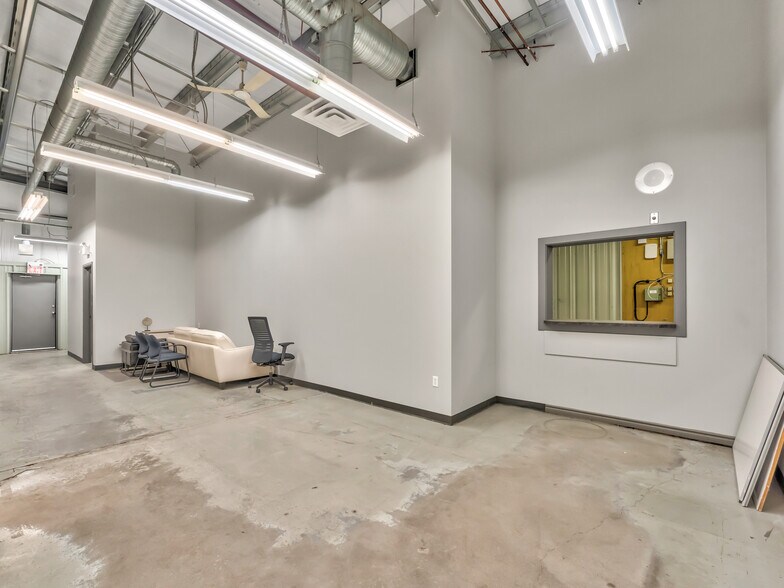 More Photos Of 1276 Trans Canada Way SE, Medicine Hat Showroom For Sale