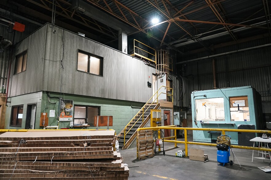 More Photos Of 3363 Davis Rd, Thorold Warehouse For Lease