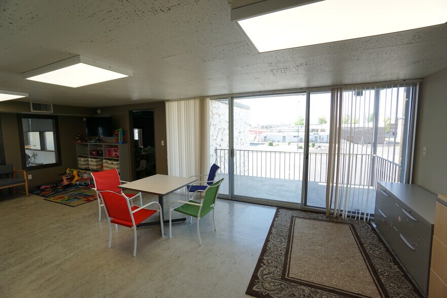 More Photos Of 401 S 7th St, Sunnyside Bank For Sale