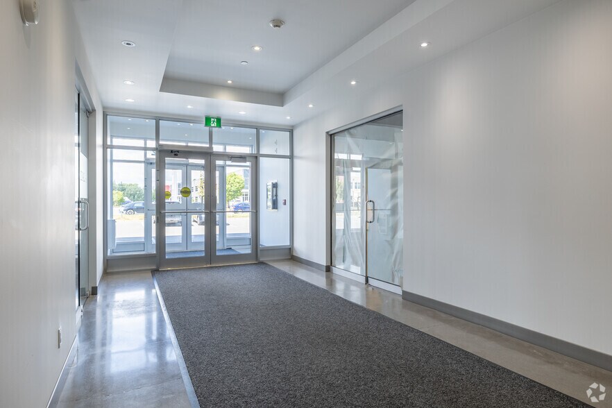 More Photos Of 4700-4702 Rue Louis-B.-Mayer, Laval Showroom For Sale