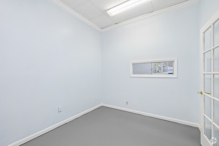 More Photos Of 4408 Corporate Sq, Naples Manufacturing For Sale