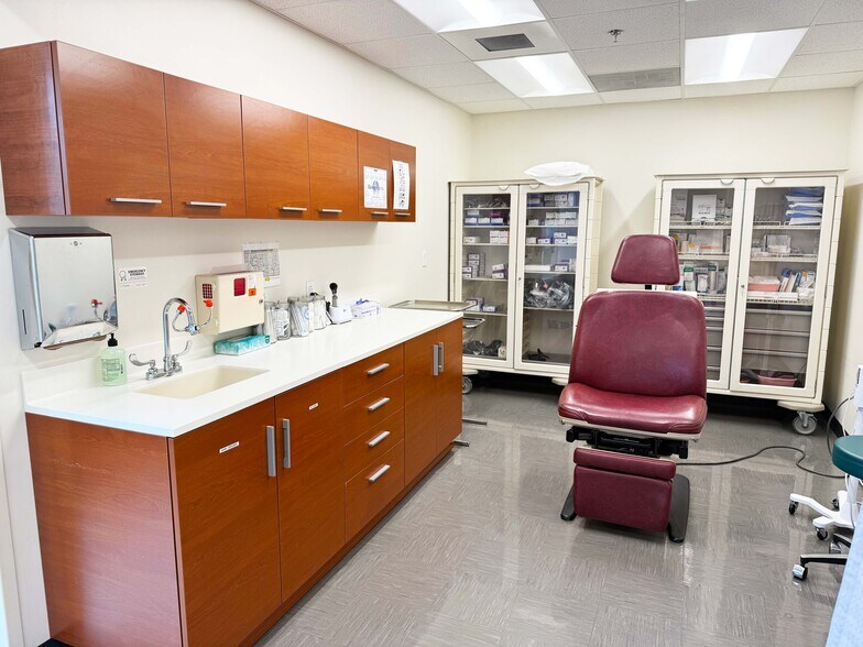 More Photos Of 1 W Lakeshore Dr, Birmingham Medical For Lease