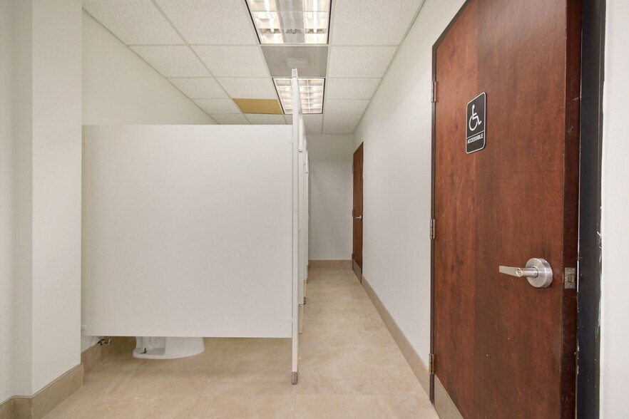 More Photos Of 9512 Sunbeam Center Dr, Jacksonville Office For Lease
