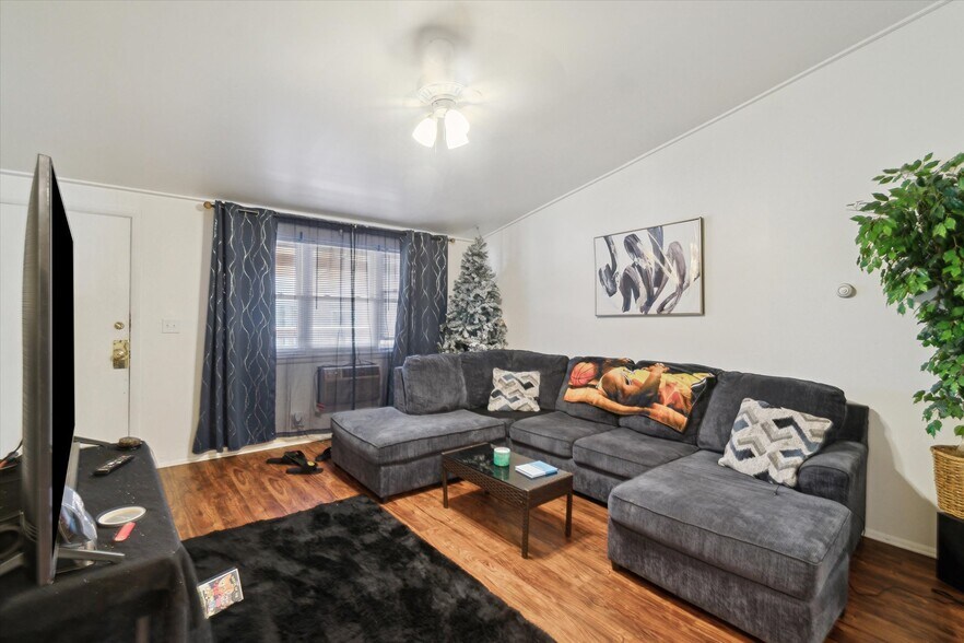 More Photos Of 4248 N 76th St, Milwaukee Storefront Retail Residential For Sale