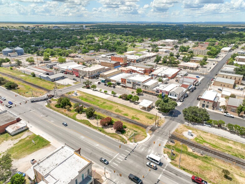 More Photos Of 1118 18th St, Hondo Storefront For Sale