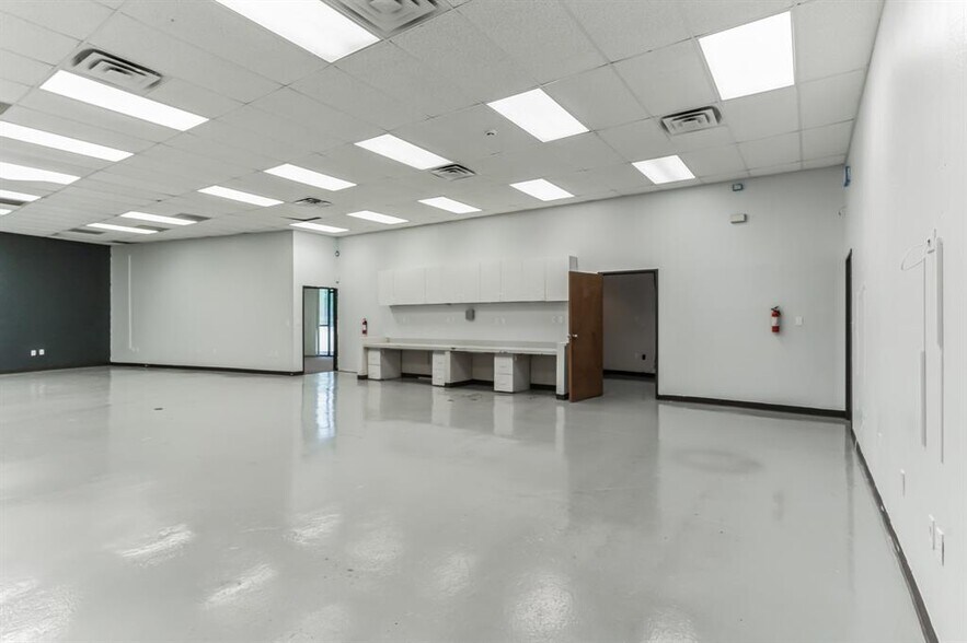 More Photos Of 425 Round Rock West Dr, Round Rock Light Distribution For Lease