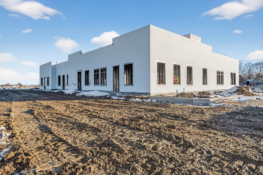 More Photos Of 13675 Brooks School Rd, Noblesville General Retail For Lease