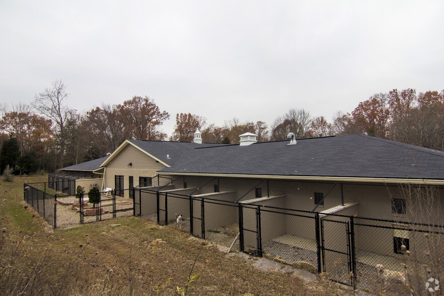 More Photos Of 5007 Max Ridge Ct, Louisville Veterinarian Kennel For Sale