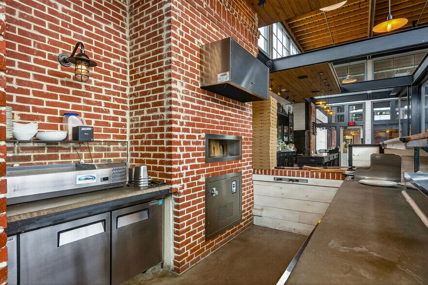 More Photos Of 153 S Main St, Boerne General Retail For Lease