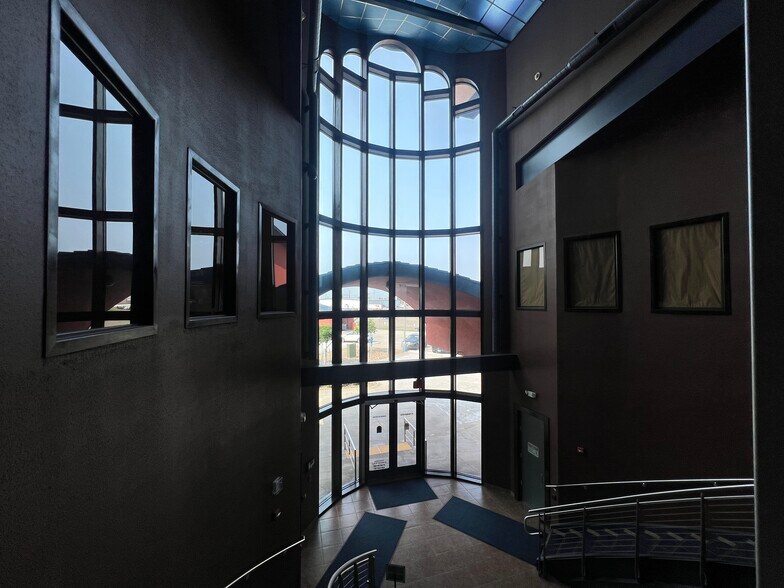 More Photos Of 812 Burlington Dr, Bismarck Office For Lease