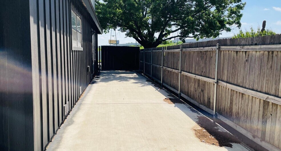 More Photos Of 1925 Hickory Dr, Haltom City Office Residential For Lease