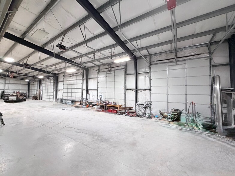 More Photos Of 701 SW 1st St, Oak Grove Industrial For Lease