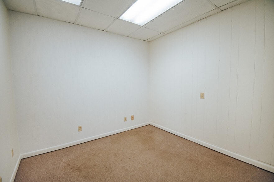 More Photos Of 305 N Laurent St, Victoria Flex For Lease