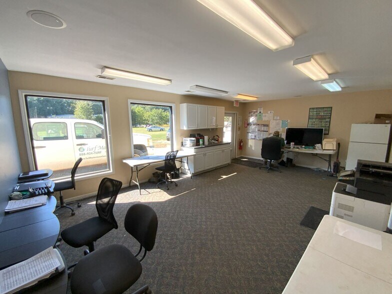 More Photos Of 450 S Main St, Simpsonville Warehouse For Lease