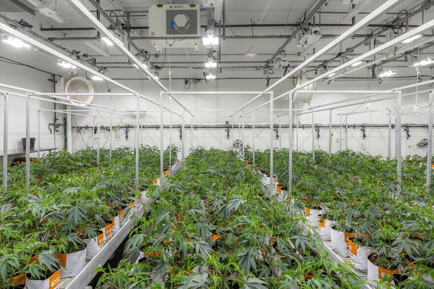 More Photos Of 44211 Yucca Ave, Lancaster Warehouse For Sale