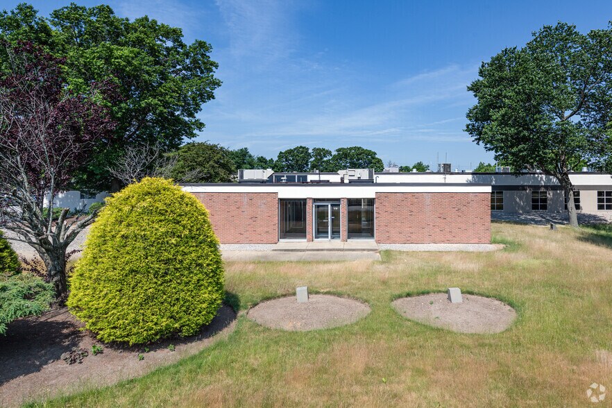 More Photos Of 487-501 Jefferson Blvd, Warwick Showroom For Lease