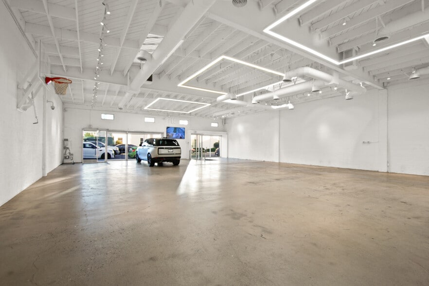 More Photos Of 165-171 S Robertson Blvd, Beverly Hills Storefront For Lease