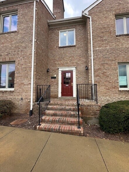 Primary Photo Of 3921-3951 University Dr, Fairfax Office For Lease