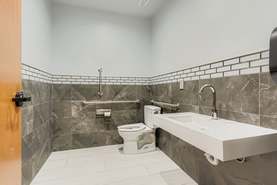 More Photos Of 1500 W Campus Dr, Littleton Warehouse For Lease