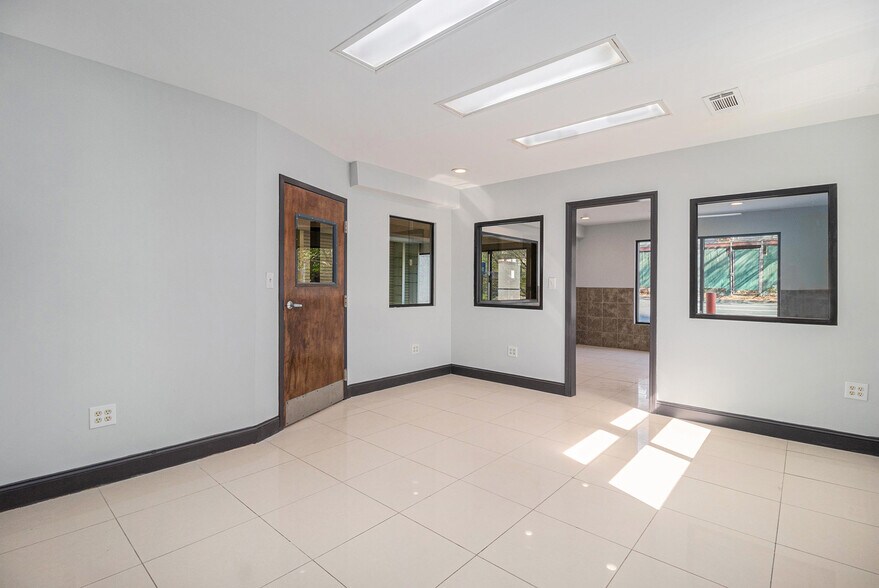 More Photos Of 324 E Paces Ferry Rd NE, Atlanta Storefront Retail Office For Sale