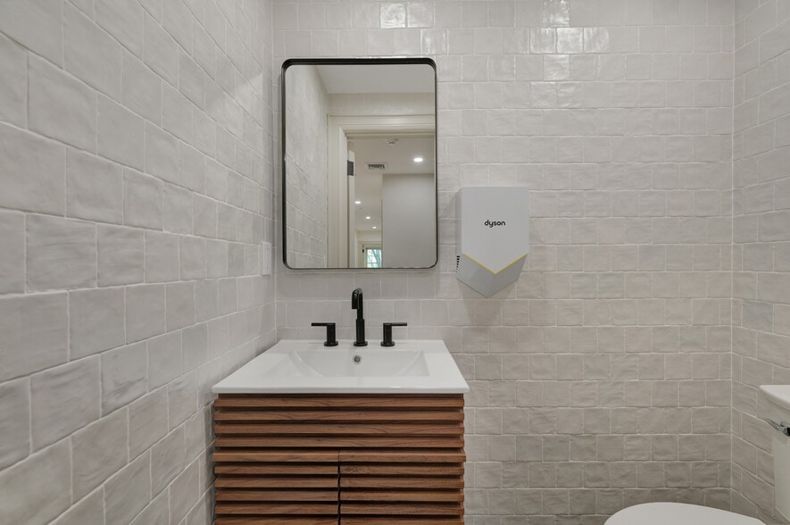 More Photos Of 55 Newtown Ln, East Hampton Storefront Retail Residential For Lease