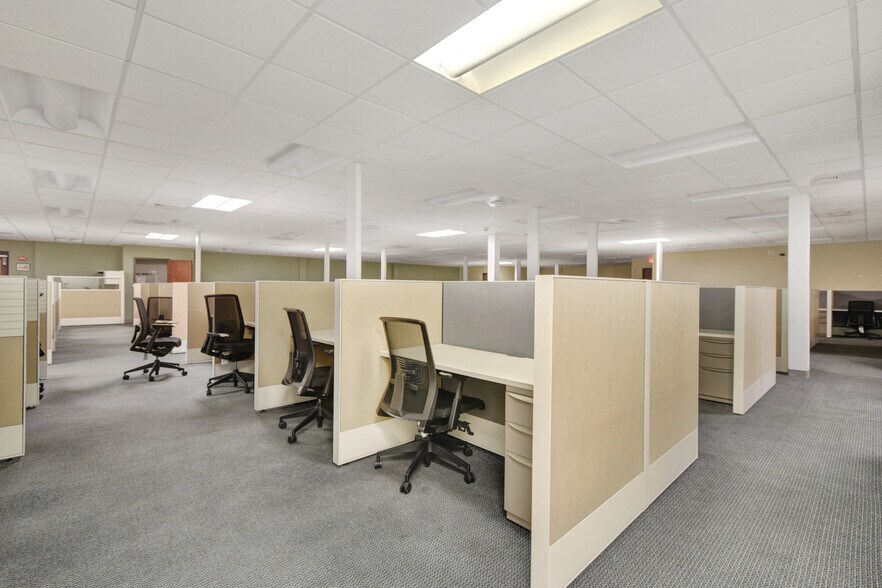 More Photos Of 9512 Sunbeam Center Dr, Jacksonville Office For Lease