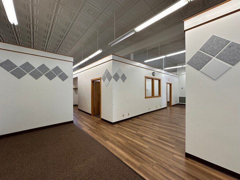 More Photos Of 127 S Knowles Ave, New Richmond Office For Lease