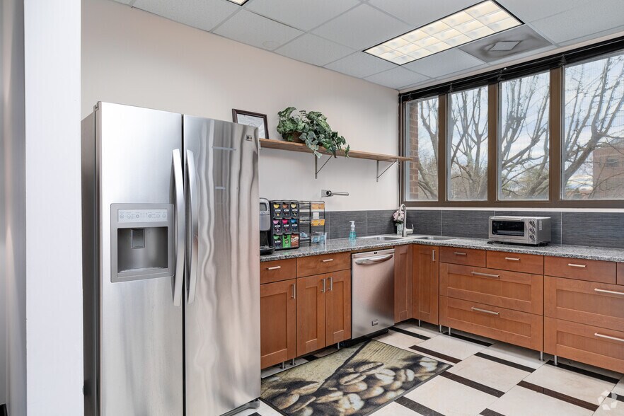 More Photos Of 1964 Gallows Rd, Vienna Office For Sale