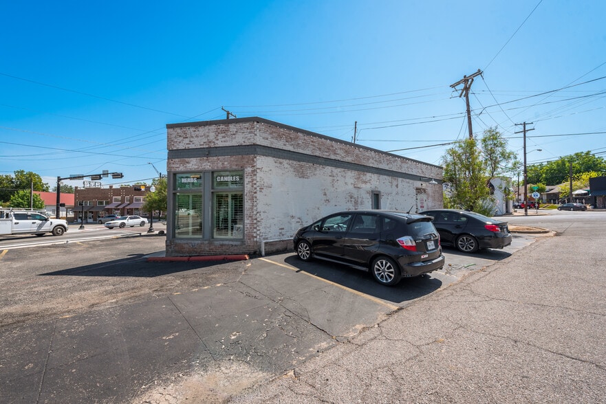More Photos Of 900 W Davis St, Dallas Freestanding For Lease