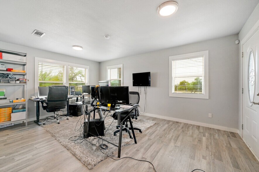 More Photos Of 4909 Bell Springs Rd, Dripping Springs Light Manufacturing For Sale