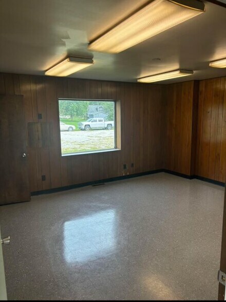 More Photos Of 1300 W Saunders St, Mount Pleasant Showroom For Lease