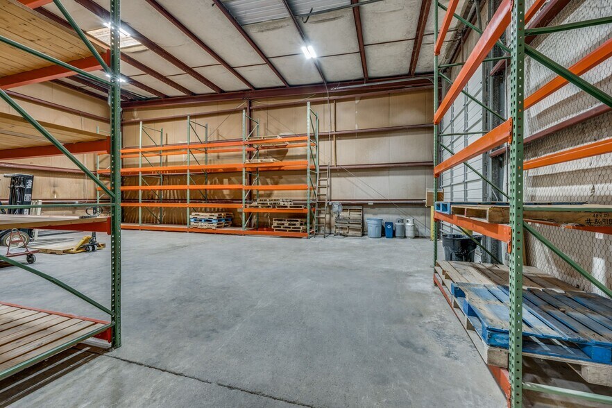 More Photos Of 1919 Rhome St, Dallas Distribution For Lease