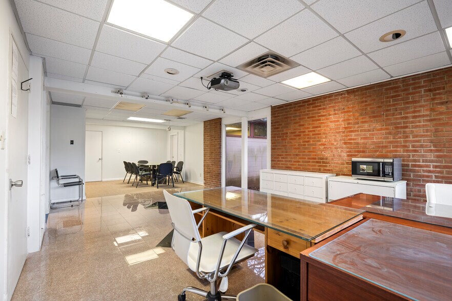 More Photos Of 18 Sheppard Pl, Edison Office For Lease