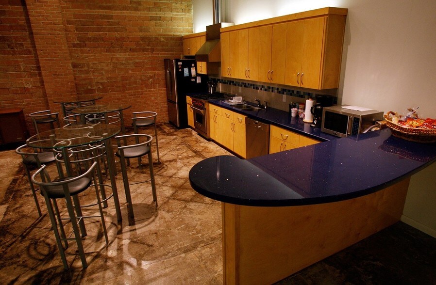 More Photos Of 922 Dragon St, Dallas Distribution For Sale