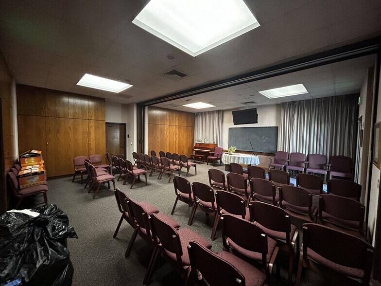 More Photos Of 11022 Riverside Drive, North Hollywood Religious Facility For Lease